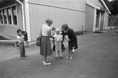 Evas första skoldag. Troligen i Kållered, år 1983.

Fotografi taget av Harry Moum, HUM, Mölndals-Posten, vecka 34, år 1983.