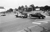 Krockad bil bogseras bort från IKEA-motet i Kållered, år 1983. 