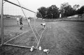 Flickfotboll på Kållereds idrottsplats i Stretered, Kållered, år 1983.

Fotografi taget av Harry Moum, HUM, för publicering i Mölndals-Posten, vecka 36, år 1983, med bildtext:

