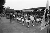 Orkestern Sæbygarden spelar i Lindome centrum, år 1983.

För mer information om bilden se under tilläggsinformation.