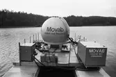 Movab AB utför kalkning av sjö, troligen i Mölndal, år 1983.

Fotografi taget av Harry Moum, HUM, Mölndals-Posten, vecka 36, år 1983.
