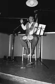 Cornelis Vreeswijk uppträder på Almåsgården i Lindome, år 1983. 