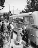 Bildiligens på linjen Östersund - Ragunda, Juli 1953.  Resande mot Ragunda kliver på postbussen vid poststationen i Pålgård.