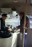 Tom Andersson köper biljett av busschauffören Sven Dahlberg i Huskvarna.