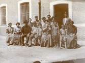 Gruppbild med varvspersonalen vid något hus på varvet Fiat-San Giorgio i Spezia.