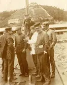 Ubåten HVALEN förtöjd vid provturskajen. Varvspersonal för om tornet.