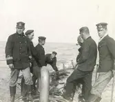 Nödriggningsarbete av trasigt roder pågår ombord ubåten HVALEN. Till vänster fartygschef kapten Georg Waldemar Magnusson och till höger sekond löjtnant R. von Heidenstam.