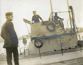 Ubåten HVALEN manövreras vid tilläggning vid Skeppsholmen.
Hemkomst från Italien?