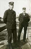 Fartygschef kapten Georg Waldemar Magnusson och en underofficer står på däck. Ubåten HVALEN.