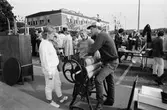 Lindome Frikyrkoförsamlings ungdomssektion håller sin årliga loppmarknad i Lindome centrum, år 1983. 