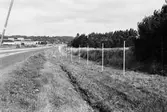 Uppsättning av viltstängsel vid Kungsbackaleden mellan Kållered och Åbro, år 1983. 