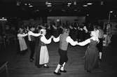 Föreningarnas dag på Almåsgården i Lindome, år 1983. Hällesåkers folkdanslag.

För mer information om bilden se under tilläggsinformation.
