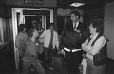 Kvarterspolis Ola Candefors, Batong-Ola kallad, ses tillsammans med ett gäng ungdomar på Almåsgården i Lindome, år 1983.

För mer information om bilden se under tilläggsinformation.
