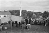 Annestorpsdalens scoutkår anordnar distriktstävlingar från scoutgården vid Konditorivägen i Lindome, år 1983. Mats Oreklev håller i andakten.

För mer information om bilden se under tilläggsinformation.