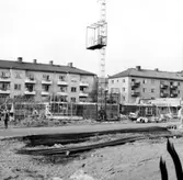 Nytt bygge i Huskvarna. Byggarbetsplats med ny hiss.