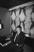 Jubileumskommitténs ordförande Åke Axelsson bakom sitt skrivbord, år 1983. 