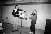Violinelever från musikskolan spelar på Kållereds hembygdsgilles höstgille på Ekenskolan i Kållered, den 21 oktober, år 1983.

För mer information om bilden se under tilläggsinformation.
