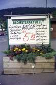Utanför Blomsterhuset på Rosenborgsgatan i Huskvarna, står en reklamskylt med 