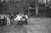 Lindome Bågskytteklubb anordnar poängpromenaden Gåsajakten i Lindome, år 1983. Stövelkastning.

Fotografi taget av Harry Moum, HUM, Mölndals-Posten, vecka 46, år 1983.