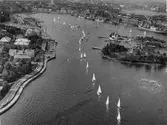 Från Nyländska Jaktklubbens jubileumsregatta 1961; KSSS-eskadern på väg in mot Helsingfors. NJK:s klubbhus på Blekholmen i ö h bildfält.