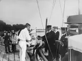Från KSSS volontärkappsegling 27 juli 1913; prisutdelning på Bogesunds brygga.