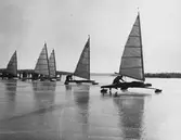 Isjakten i mitten är Stefan Hultins 10-S2 WISH; längst t v i bakgrunden skymtar Bengt Plyms 10-S1 AMARY. Övriga jakter har inte kunnat identifieras.