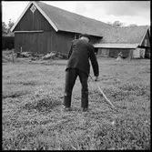 Sundals-Ryr. Anders Aronsson slår gräs.