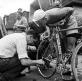 VM cyklister i Huskvarna. En deltagare får hjälp med sin cykel.