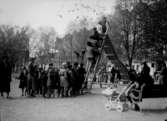 Lekande barn, lekplatsen, kö vid rutschbanan.
Kindergarten, Oskarsparken.
Fröken Maria Kjellmark