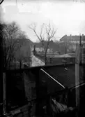 Stadsvy, utsikt från köksfönstret ( Sam Lindskogs hem på Stortorget 18), över bakgårdar.
Bostadshus och byggnader.