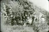 Ett kafferep i en hantverksmästares idylliska trädgård. Längst till vänster står fabrikör J.A. Forss.
