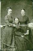En trio damer, omkring 1880. Fr.v. fröken Mina Nyman, fru Clara Hulting. Fru Gustava Lindgren.