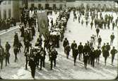 Nykterhetsdemonstration omkring år 1905 på Stora torget. Logen Margaretas standar i täten.