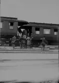 Järnvägsstation, ett tåg, 7 personer.
Troligen urspårning vid Örebro Södra i början av 1900-talet.
Se även bilderna: 10641, 10642, 10645, 10647.