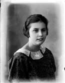 En flicka, bröstbild.Margit Lindskog