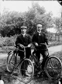 Två män med cyklar.