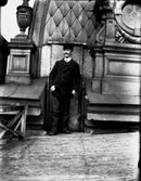 En man framför en byggnad.