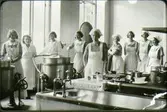 Lasarettet, köket omkring 1936-38. Fr.v: 1. Astrid Palmkvist, 2. Iréne Johansson,  f. Andersson  3. fru Eriksson (föreståndare) 4. Inga Borg 5. Hildur Kilander  6. Alice gift Andersson 7. Märta Helander 8.Märta Myrberg (första kokerska) 9.Astrid Jägerfeldt.