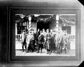 Kungliga jaktsällskapet, 13 personer.
Bostadshus i bakgrunden.