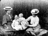 Två kvinnor och två småbarn.
Märta Lindskog, 11 månader gammal.