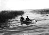 Två kvinnor i en roddbåt.
Inga och Karin Uddman