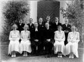 Tio konfirmander, fyra flickor, sex pojkar och två präster.
Ekeby kyrka i bakgrunden.
Pingstdagen, den 28 maj 1950.