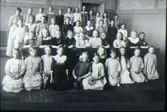 1:a klass i Falköpings folkskola år 1912, 42 elever. Lärarinna: Lisa Hansson. Eleverna födda 1902-1903. Första raden till vänster: 1. Tyra Karlsson, 2. Ellen Pettersson (Göteborg), 3. Karin Kjellin? 4. Märta Värn?, 5. Stina Hansson, 6. Svea Käck (Linnarsson), 7. Anne-Marie Wallenberg, 8. Greta Grönlund. Andra raden från vänster: 1. Hilma Moberg (USA), 2. Helga Johansson, 3. Carin Högberg, 4. Anne-Marie Appelkvist?, 5. Karin Gustavsson, 6. Anna Jofur, 7. Sara Hedberg, 8. ?9. Greta Ljungkvist, 10. ? Tredje raden från vänster: 1. Tyra Blom, 2. ?   3. Karin Larsson, 4. Dagny Smedberg, 5. Brita Brandt, 6. Lilly Fagerberg, 7. ?  8. ?  9. ?  10. ?  Fjärde raden från vänster: 1. Elin Andersson, 2. Hjertman?   3. Kerstin Blomkvist, 4.  ? 5. Stina Johansson, 6. ?  7. Signe Bylund, 8. Svea Karlsson, 9. ?  10. Elsa Sahlberg, 11. ?. Avfotografering 1971 av kort tillhörande Dagny Smedberg, Tegnergatan 7.
