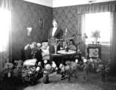 Rumsinteriör, en kvinna.Fröken Ellen Sjöberg på 50 årsdagen.