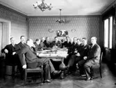 Interiör, 13 herrar, N.T.O:s styrelse.
Nationaltemplarorden.
Kamrer Johansson, Nerikes Tidningen.