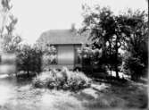 Envånings bostadshus med trädgård.
John Eriksson