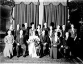 Bröllop, brudpar och bröllopsgäster.
Rumsinteriör.
Lokomotivförare E. Abelsson