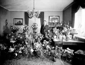 Rumsinteriör, en man.
Järnhandlare Erik Jansson på 50 årsdagen.