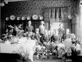 Rumsinteriör, släktgrupp 8 personer.
Fru Almblads 50 årsdag.