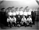 11 fotbollsspelare med ledare Ståhl.
Örebro Sportklubb